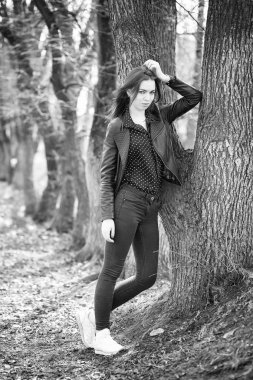 Bahar şehrin içinden bir yürüyüşte kız