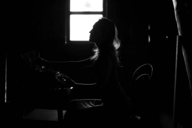 Bir kız üzerinde eski bir daktilo yazdırır