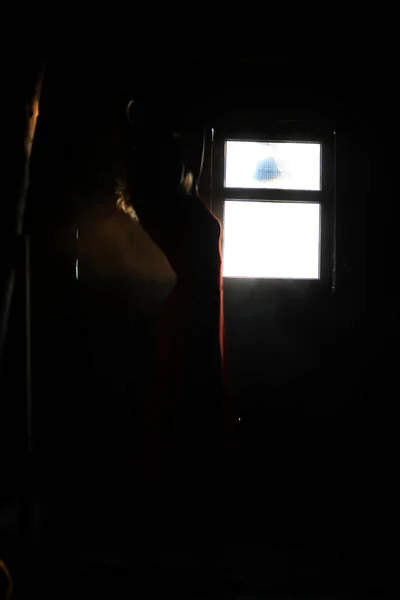Silhouette di una bella ragazza in un vestito rosso — Foto Stock