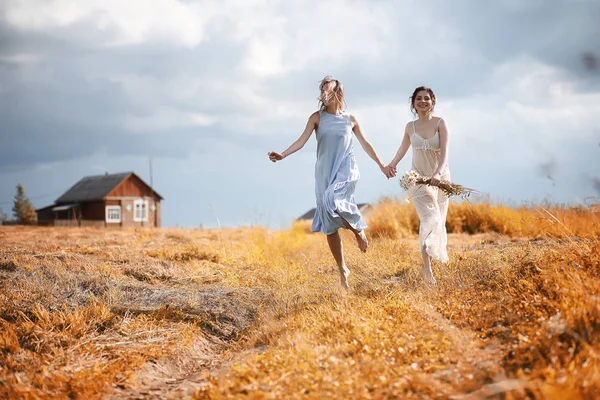 Twee Mooie Meisjes Jurken Herfst Veld Veel Plezier — Stockfoto