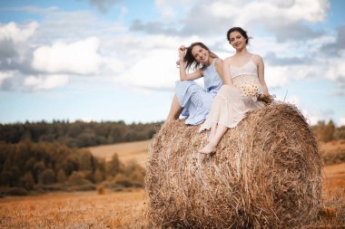 Elbiseler sonbahar alanında iki kız