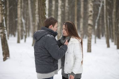 aşıklar bir tarihte kış öğleden sonra kar kar fırtınası çifti