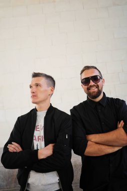 İki erkek güneş gözlüğü 