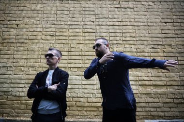 İki erkek güneş gözlüğü 