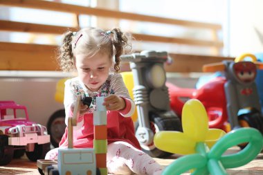 Çocuk çocuk odasında. Mutlu çocuk oyuncakları ile.