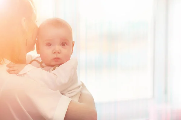 Bébé dans les bras de la fille. Maman tient son enfant dans ses bras. H — Photo