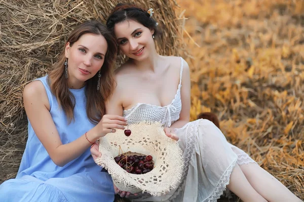 Dos chicas en vestidos en el campo de otoño — Foto de Stock