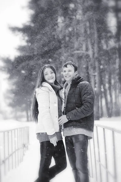 Um casal amoroso numa caminhada de inverno. Homem e mulher em um encontro no — Fotografia de Stock