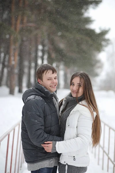 쌍의 겨울 오후 눈 블리자드에 날짜에 연인 — 스톡 사진