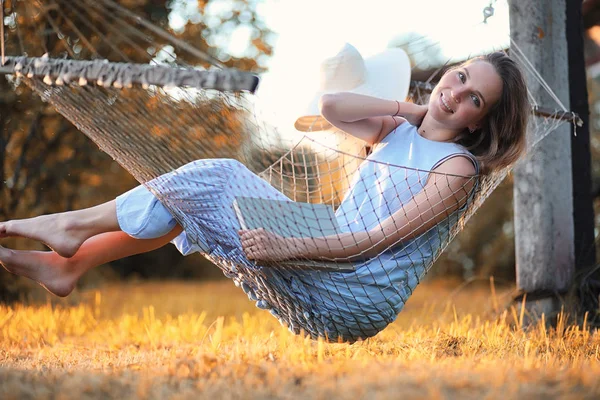 Belle fille dans hamac lecture d'un livre — Photo