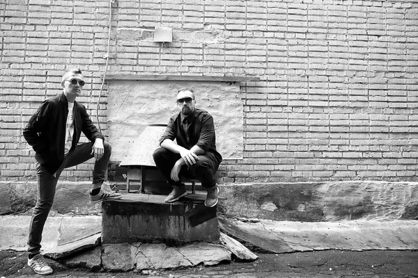 Двое мужчин на улице черно-белые — стоковое фото
