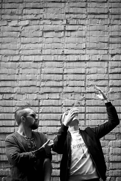 Dois homens na rua preto e branco — Fotografia de Stock