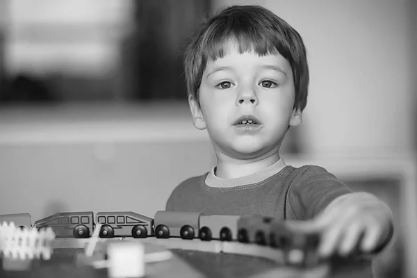 Niño en la habitación de los niños. Niño feliz con juguetes . — Foto de Stock