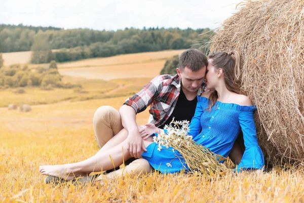 Jeune Couple Promenade Dans Les Champs Campagne Automne — Photo