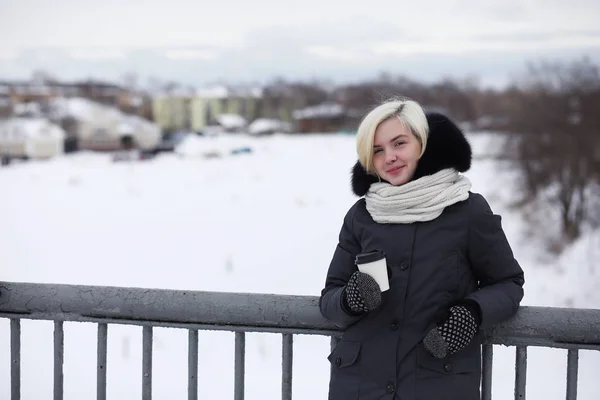 겨울에 산책에 젊은 아름 다운 소녀 — 스톡 사진