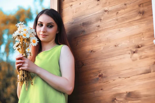 Schöne Mädchen mit einem Strauß im Herbst — Stockfoto