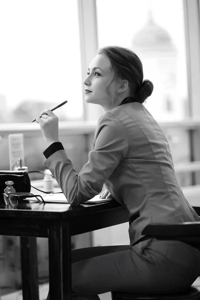 Mulher bonita em uma reunião de negócios — Fotografia de Stock