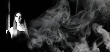 Karanlık bir odada feneri olan güzel bir kız. Siyah beyaz.