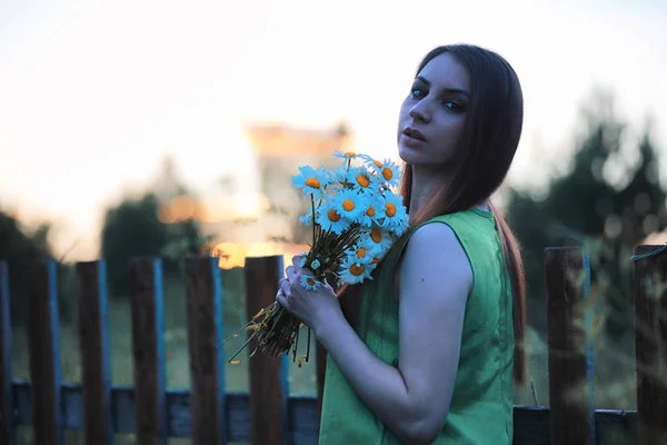 Belle fille avec un bouquet en automne — Photo