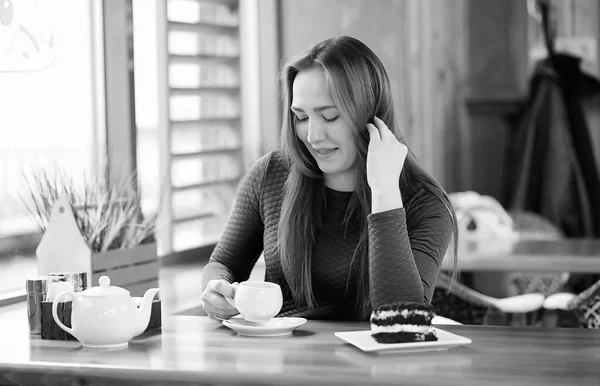 Menina em um café sentado e bebendo chá — Fotografia de Stock