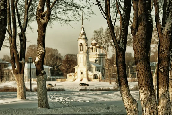 Зимняя аллея города — стоковое фото