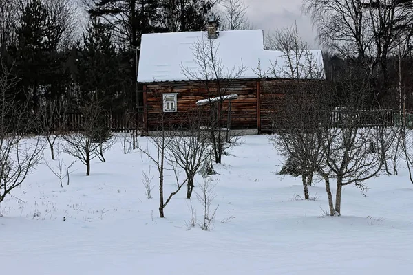 田舎の冬を家します。 — ストック写真