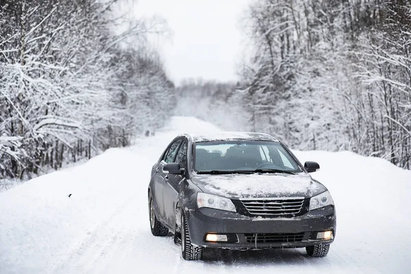 Das Auto steht auf einer schneebedeckten Straße — Stockfoto