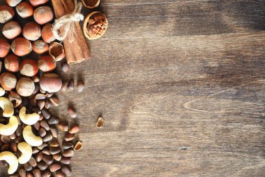 Ahşap bir masa farklı fındık. Sedir, kaju fıstığı, fındık, walnu