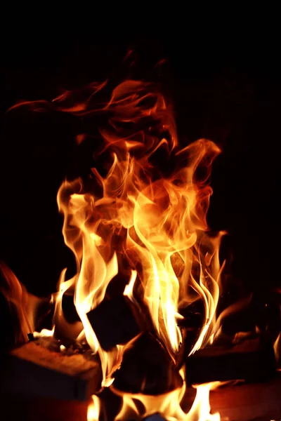 Longues langues de flamme de feu ardent — Photo