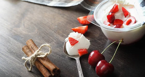 Свежий йогурт с ягодами. Мороженое в миске со свежим и джиу — стоковое фото