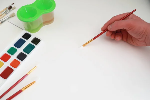 Pinturas de dibujo sobre una hoja de papel blanco — Foto de Stock