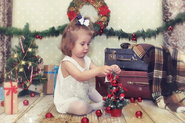 Menina e árvore de Natal — Fotografia de Stock