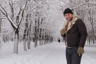 sakallı adam kış Park'ta yürüyordunuz