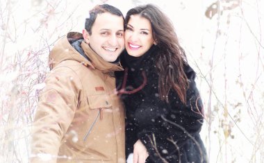 Sevgi dolu genç bir çift bir yürüyüş