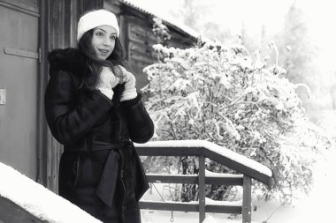 Karlı kış tek renkli güzel kız