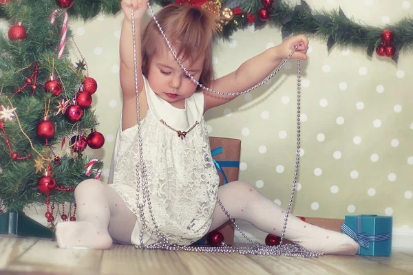 Menina e árvore de Natal — Fotografia de Stock