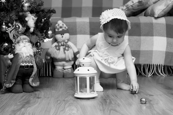 Crianças pequenas perto de um Natal — Fotografia de Stock