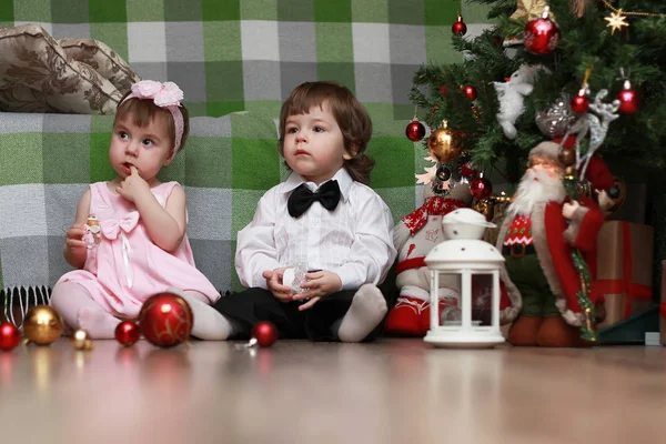 圣诞节附近的小孩 — 图库照片