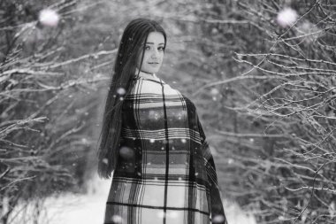 Bir kız kış bulutlu gün karla kaplı alanlar ve ormanlar