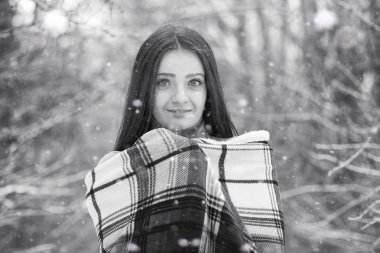 Bir kız bir kış bulutlu günde