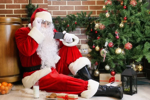 Santa Claus s dárky vánoční stromeček — Stock fotografie