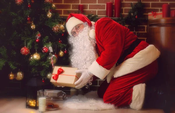 Santa Claus con árbol de Navidad —  Fotos de Stock