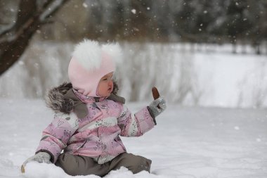 Çocuklar, kışın Parkta yürümek. Bir aile ile kış orman