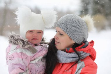Çocuklar, kışın Parkta yürümek. Bir aile ile kış orman