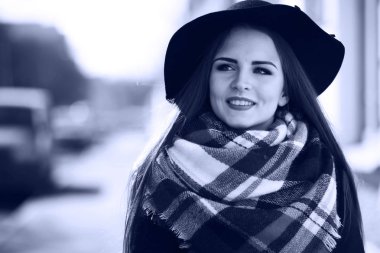 Bir genç kızın bir yolda siyah ve beyaz fotoğraf