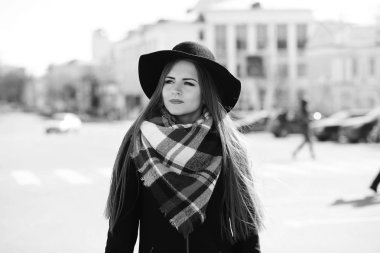 Bir genç kızın bir yolda siyah ve beyaz fotoğraf