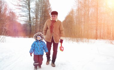 Kar altında kış parkı. Ocak sabahı yürüyüşü