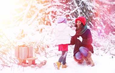 Bir kış masal, genç bir anne ve kızı bir kızak sürmek