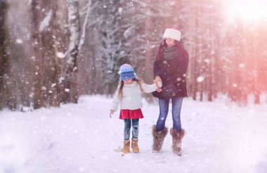 Bir kış masal, genç bir anne ve kızı bir kızak sürmek