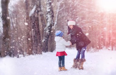 Bir kış masal, genç bir anne ve kızı bir kızak sürmek